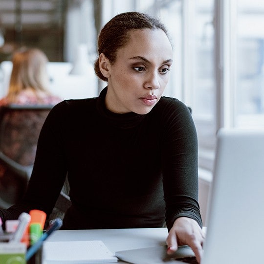 square-540x540-woman-watching-laptop_KNM-copia