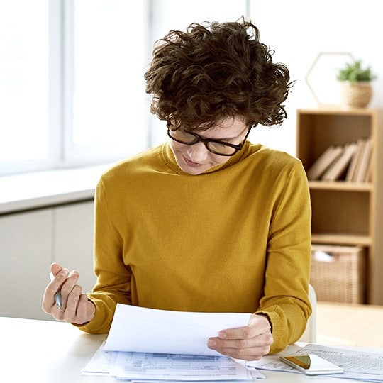 femme pull jaune lire document blog2