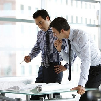 deux hommes au bureau