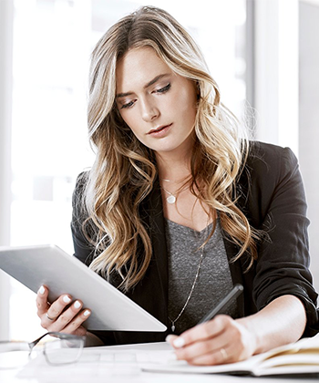 Tablette dans les mains 