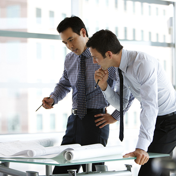 deux hommes au bureau