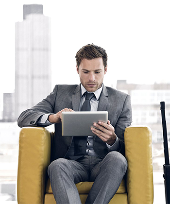 monsieur avec une tablette