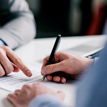 Homme femme en discussion documents papiers