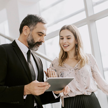 Homme femme en discussion tablette tactile