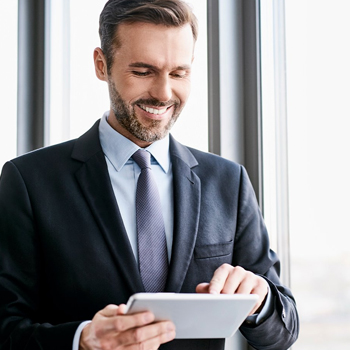 homme suriant tablette tactile