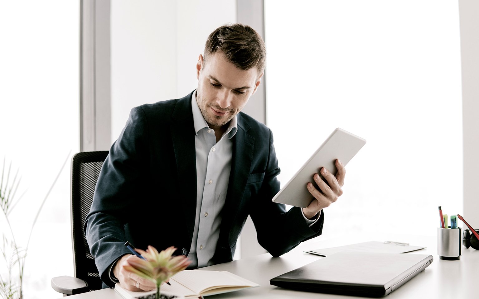 homme tablette bureau