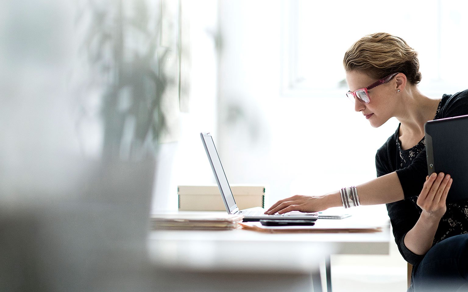 femme lunettes pc bureau 