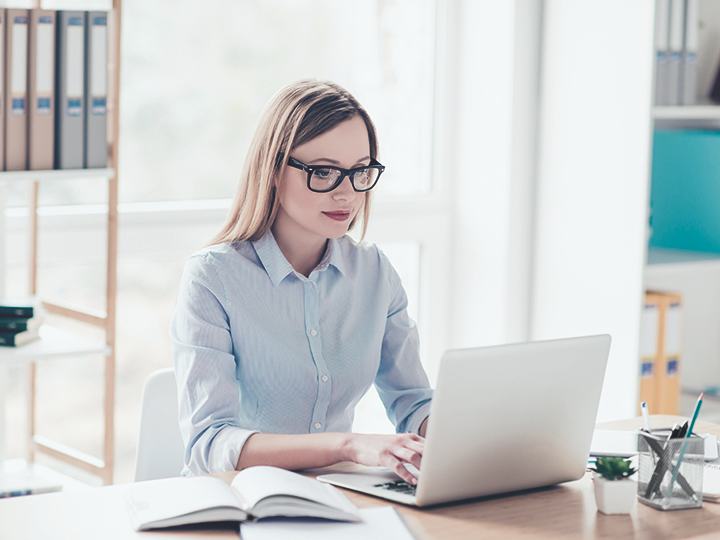 Les solutions girl using the computer