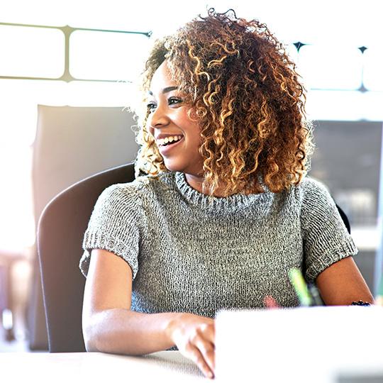 L'automatisation peut faire passer n'importe quelle entreprise au niveau supérieur woman smiling and working