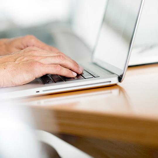 Normes les plus élevées en matière de sécurité des données close up of hands typing on a laptop