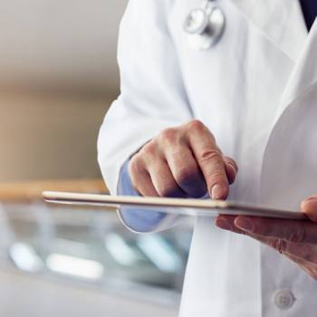 Automatisation : L'avenir du travail doctor holding a tablet