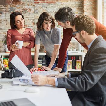 Trois défis majeurs à l'ère digitale small group of colleagues having a discussion