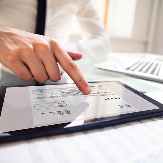 À propos de Kyocera Capture Manager hand working with a tablet