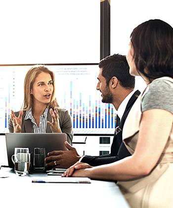 Simplifier le processus de planification urbaine colleagues in a meeting