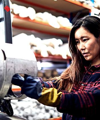 Réduire les coûts d'exploitation woman manufacturing a product
