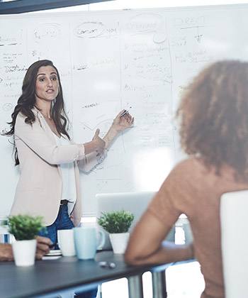 Fournir une base pour le partage de l'information businesswoman presenting in a meeting