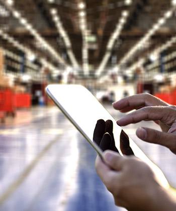 Accélérer le développement de produits close up of someone using a smartphone