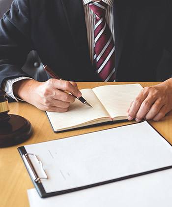 Rationaliser le système des prestations sociales businessman writing notes