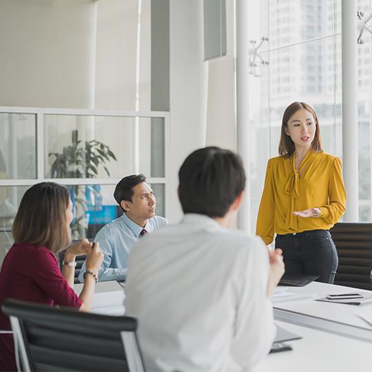 Vous voulez en savoir plus sur les espaces de travail hybride ? people working in an office environment