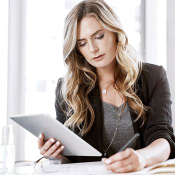 femme tablette tactile stylo