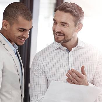 Trois mesures simples pour améliorer la sécurité deux hommes discussion