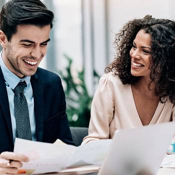 Homme femme en discussion documents papiers