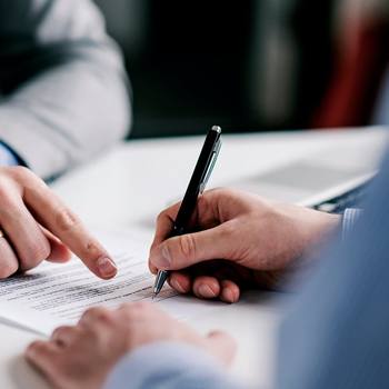 Homme femme en discussion documents papiers