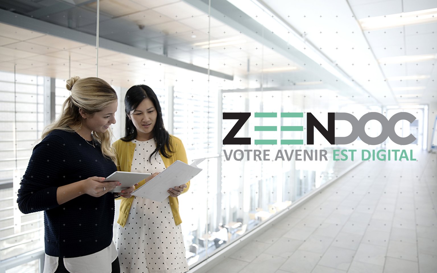 Deux femmes discutent dans le couloir