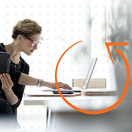 2019, l’année du bulletin de paie électronique ! Homme tablette main